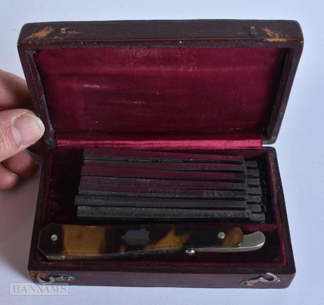 A FINE 19TH CENTURY FRENCH TORTOISESHELL GENTLEMAN'S SHAVING KIT. 13 cm x 7 cm. (1 of 8)