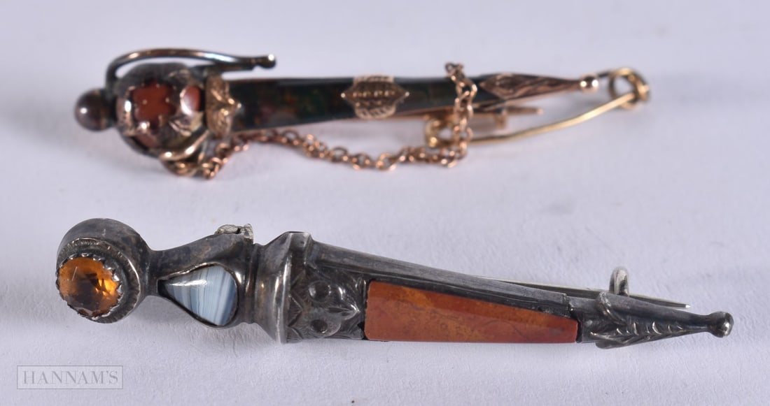 TWO VICTORIAN SCOTTISH MINIATURE DIRK BROOCHES. 3.25 cm wide. (2) (1 of 4)