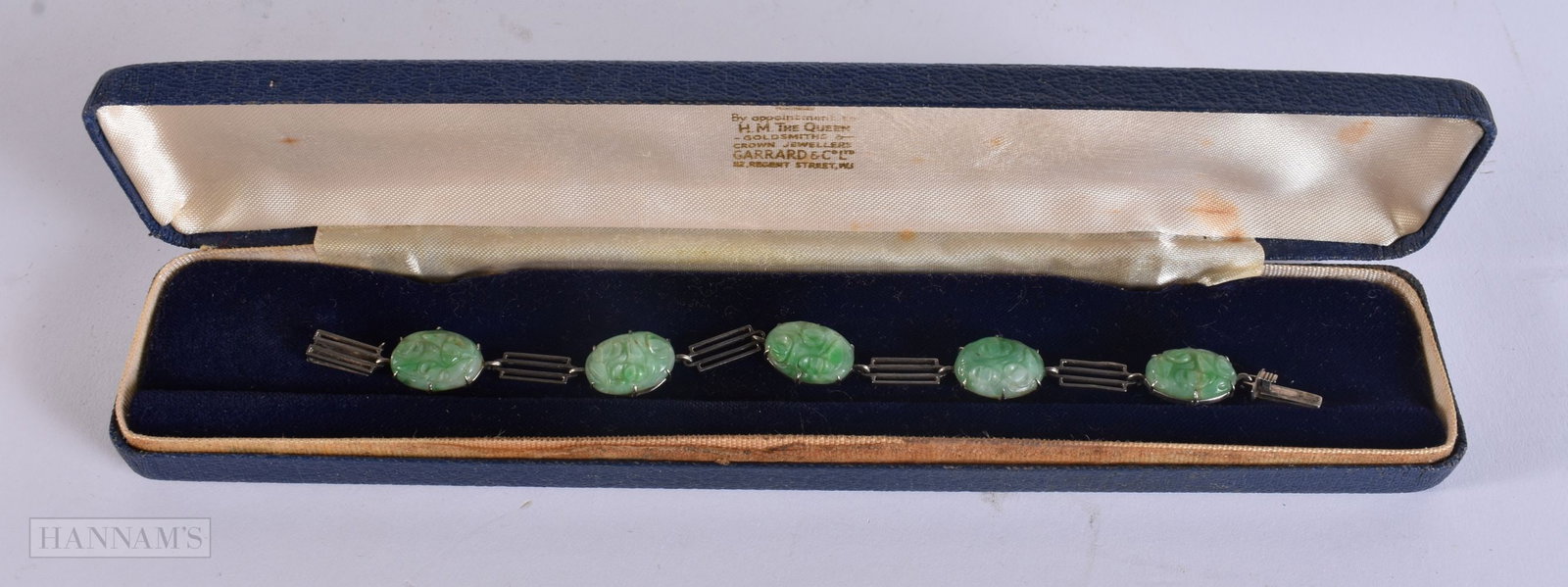 AN ART DECO 9CT GOLD CHINESE JADEITE BRACELET. 10.2 grams. 16.5 cm wide. (1 of 7)