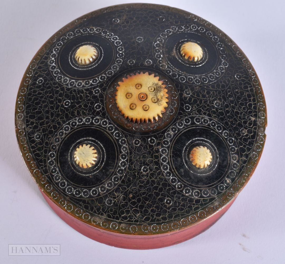 AN ISLAMIC BONE INLAID WOOD BOX. 12 cm wide. (1 of 6)