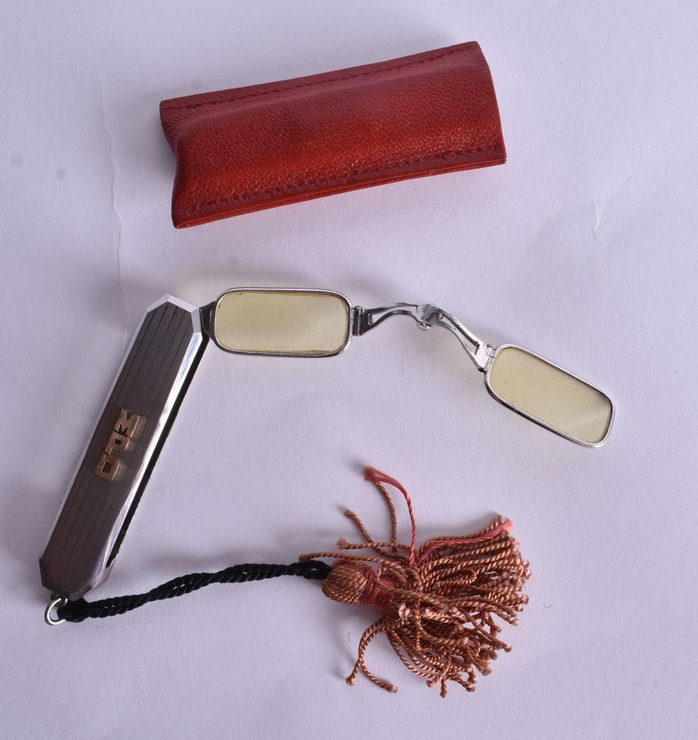A Cased Pair of Lorgnettes. 6.7cm x 10.2cm (extended): A Cased Pair of Lorgnettes. 6.7cm x 10.2cm (extended)
