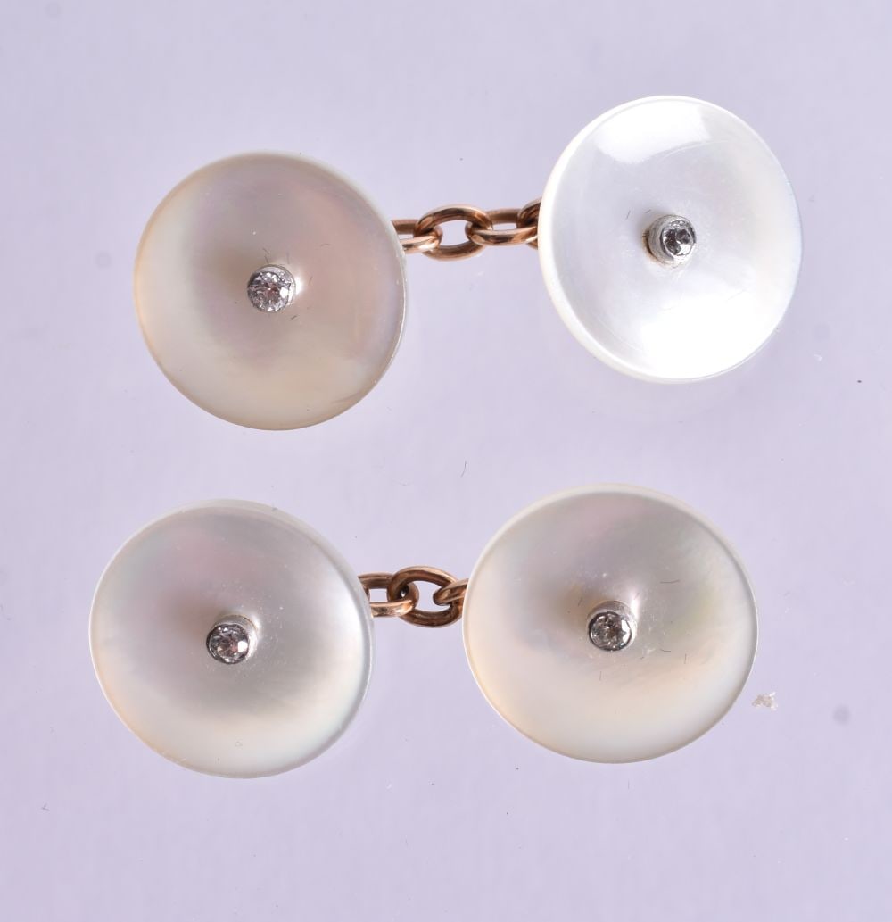 A Pair of 18 Carat Gold Mounted Mother of Pearl Cufflinks set with a Diamond Centre. Untested. 1.4c: A Pair of 18 Carat Gold Mounted Mother of Pearl Cufflinks set with a Diamond Centre. Untested. 1.4cm diameter, weight 5.9g