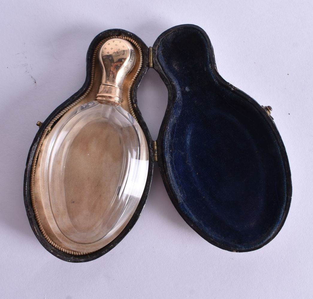 A Glass Scent Bottle with Continental 18 Carat Gold Top in a fitter case. Dutch / French Marks. Bo (1 of 4)