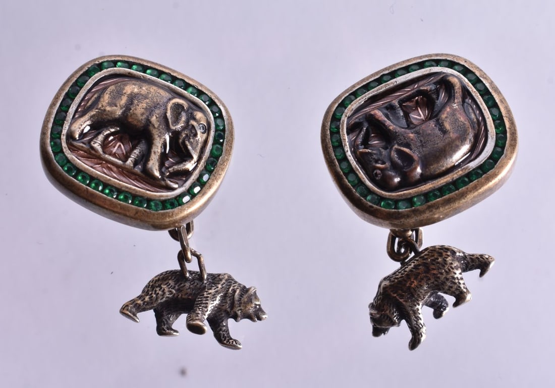 A Pair of Continental Silver Gilt Elephant and Bear Cufflinks. Stamped 88. 1.9cm x 2.1cm, weight 2 (1 of 2)