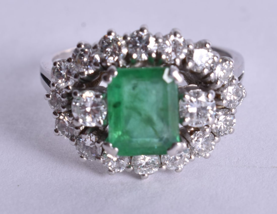 An 18 Carat White Gold Diamond and Emerald Ring, Stamped 750, Size P, weight 6.4g: An 18 Carat White Gold Diamond and Emerald Ring, Stamped 750, Size P, weight 6.4g