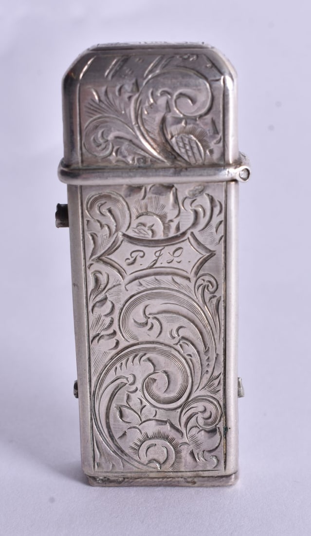 A Continental Silver Vesta Case. 6cm x 2.5cm x 1.1cm, weight 18g (1 of 4)