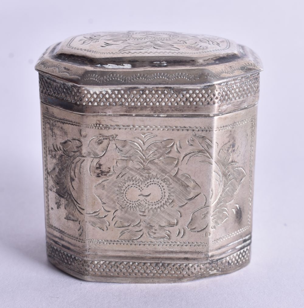 A Continental Silver Pill Box with Engraved Decoration. French Marks. 4.3cm x 4.3cm x 3.6cm, weigh (1 of 5)