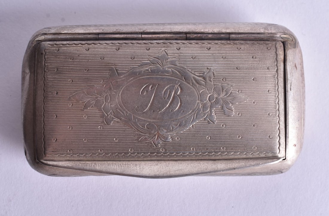 A Continental Silver Snuff Box. Stamped 850. 6.7cm x 3.6cm x 1.7cm, weight 44g (1 of 4)