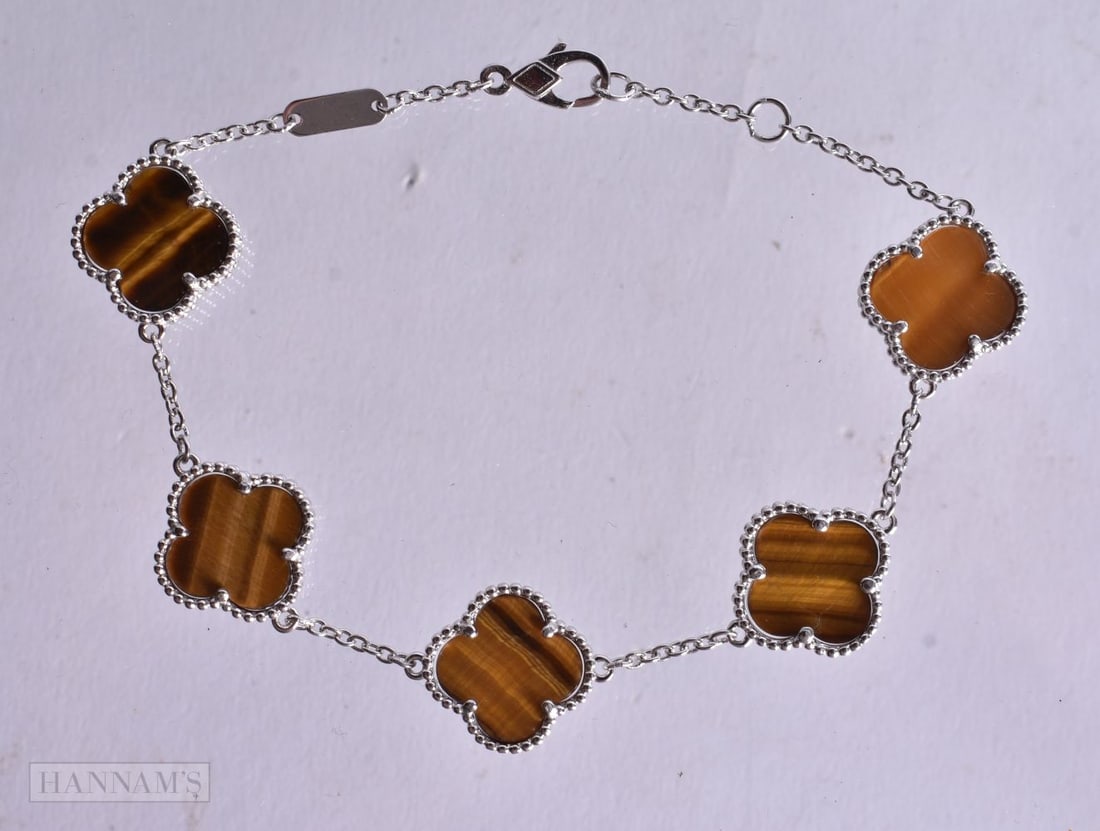 A Silver and Tigers Eye Clover Leaf Bracelet. Stamped 925, 19cm long, weight 8.1g: A Silver and Tigers Eye Clover Leaf Bracelet. Stamped 925, 19cm long, weight 8.1g