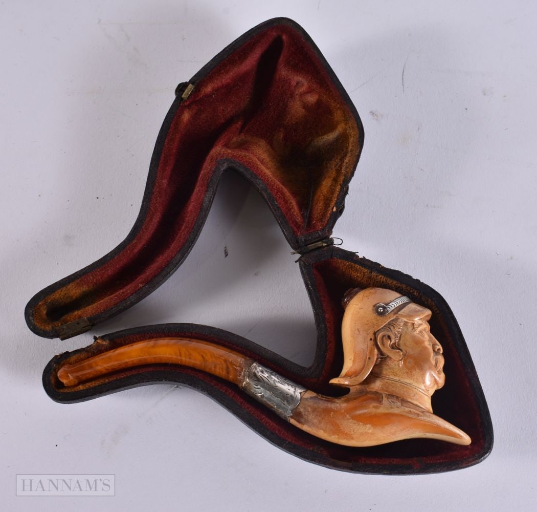A VICTORIAN MILITARY OFFICER MEERSCHAUM PIPE. 12.5 cm wide.: A VICTORIAN MILITARY OFFICER MEERSCHAUM PIPE. 12.5 cm wide.