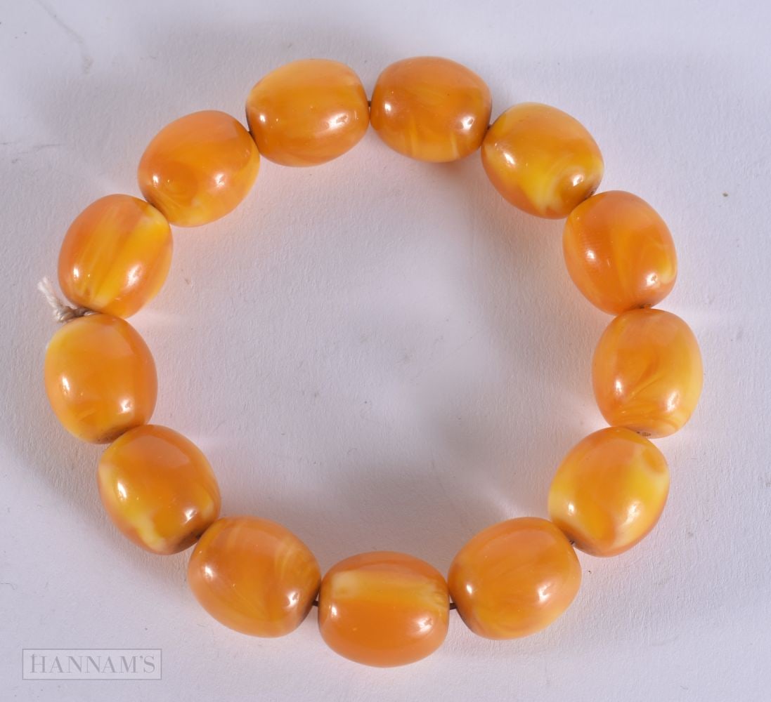 AN ORANGE BEAD BRACELET. Internal diameter 6 cm wide. (1 of 3)