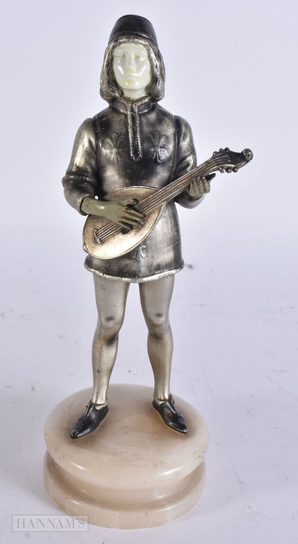 AN ART DECO MANDOLIN PLAYER. 25.5 cm high.: AN ART DECO MANDOLIN PLAYER. 25.5 cm high.