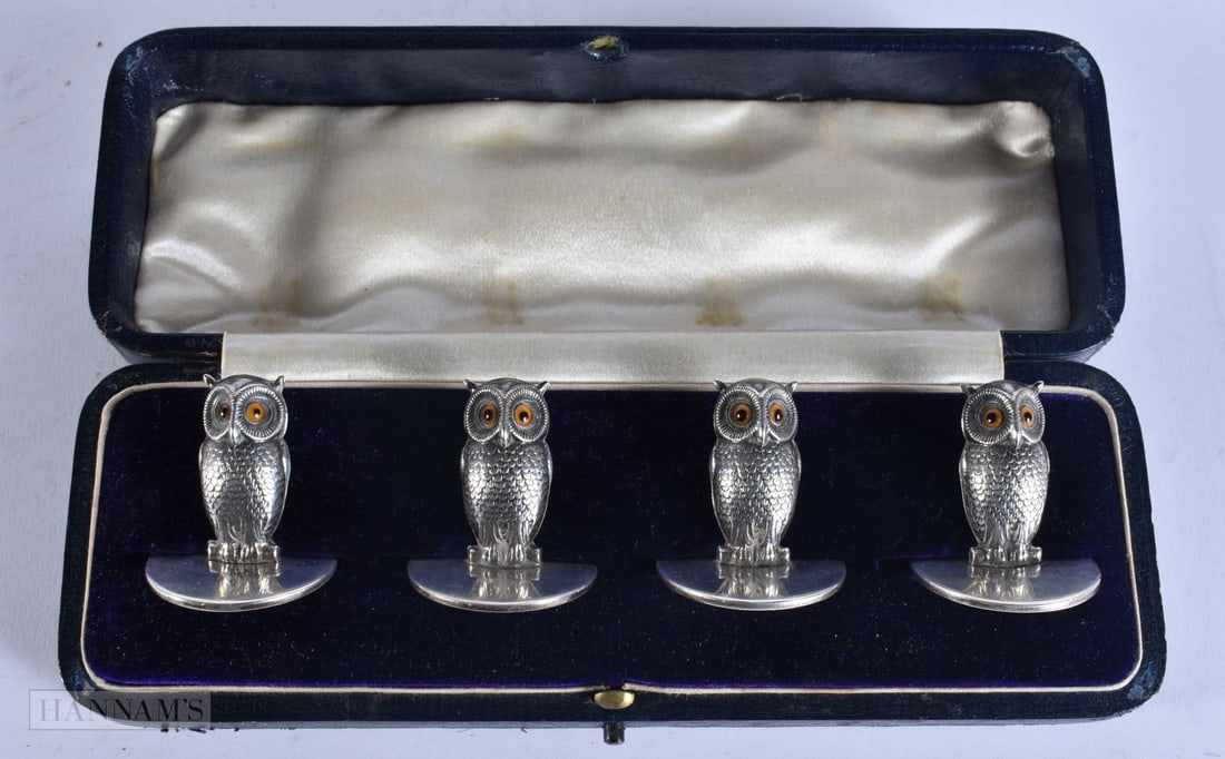A LOVELY SET OF EDWARDIAN SAMSON MORDEN SILVER OWL MENU HOLDERS. Chester 1910. 83.4 grams. 3 cm x 3.: A LOVELY SET OF EDWARDIAN SAMSON MORDEN SILVER OWL MENU HOLDERS. Chester 1910. 83.4 grams. 3 cm x 3.25 cm.