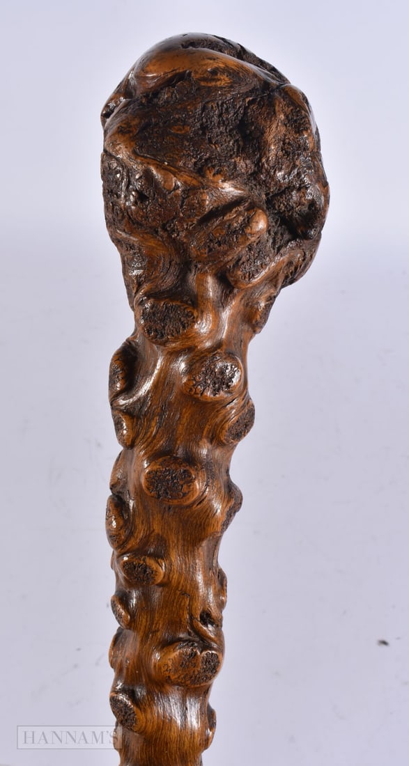 AN ANTIQUE KNOBBLY WOOD WALKING CANE. 88 cm long. (1 of 4)