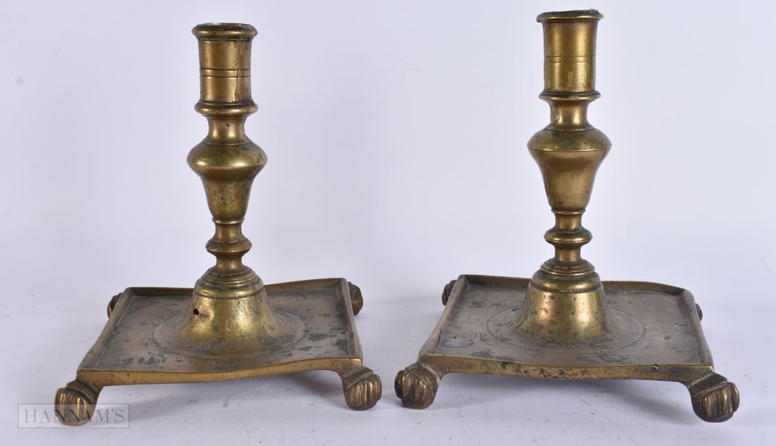 A PAIR OF LATE 17TH CENTURY SPANISH BRONZE TRAY BASE CANDLESTICKS. 17.5 cm high. (1 of 4)