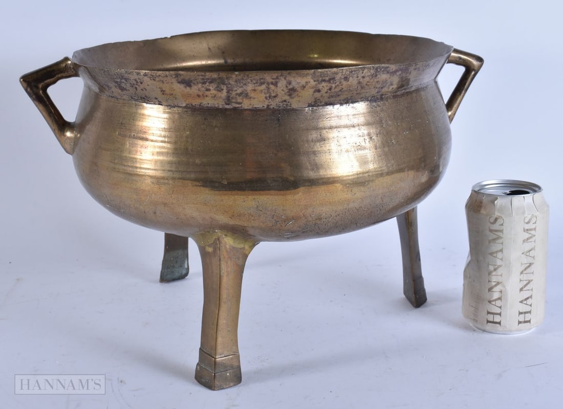 A LARGE 16TH CENTURY GERMAN NUREMBURG BRONZE TRIPOD CAULDRON. 37 cm x 20 cm. (1 of 5)