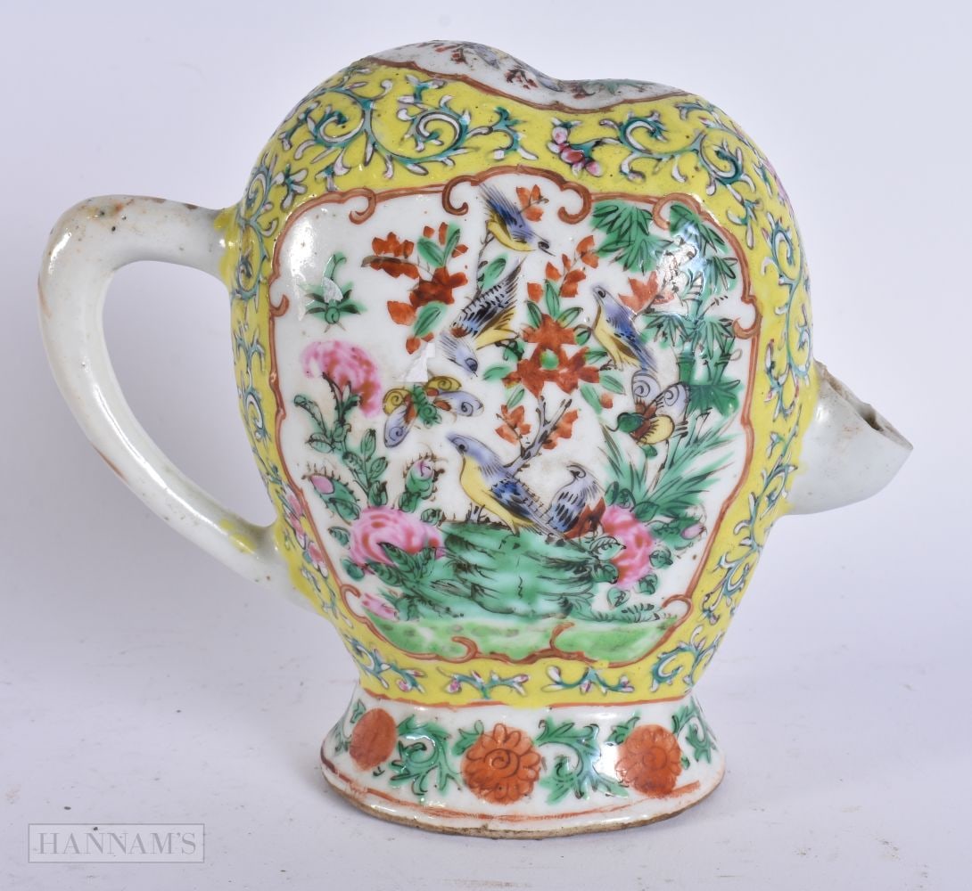 A 19TH CENTURY CHINESE FAMILLE JAUNE CADOGAN PORCELAIN TEAPOT Qing. 15 cm x 13 cm.: A 19TH CENTURY CHINESE FAMILLE JAUNE CADOGAN PORCELAIN TEAPOT Qing. 15 cm x 13 cm.