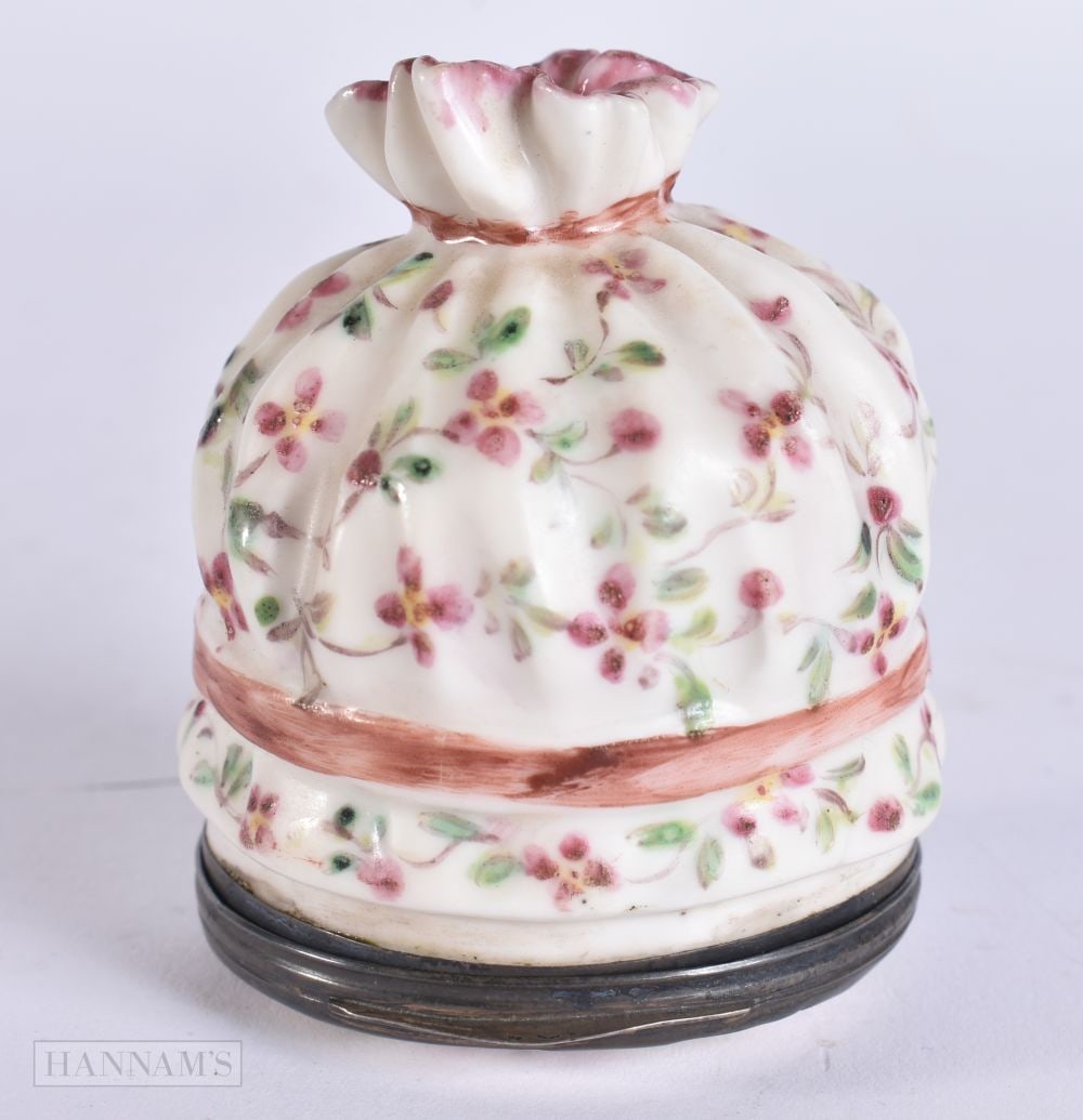 AN 18TH CENTURY FRENCH SAINT CLOUD BONBONNIERE. 6 cm x 4.25 cm.: AN 18TH CENTURY FRENCH SAINT CLOUD BONBONNIERE. 6 cm x 4.25 cm.