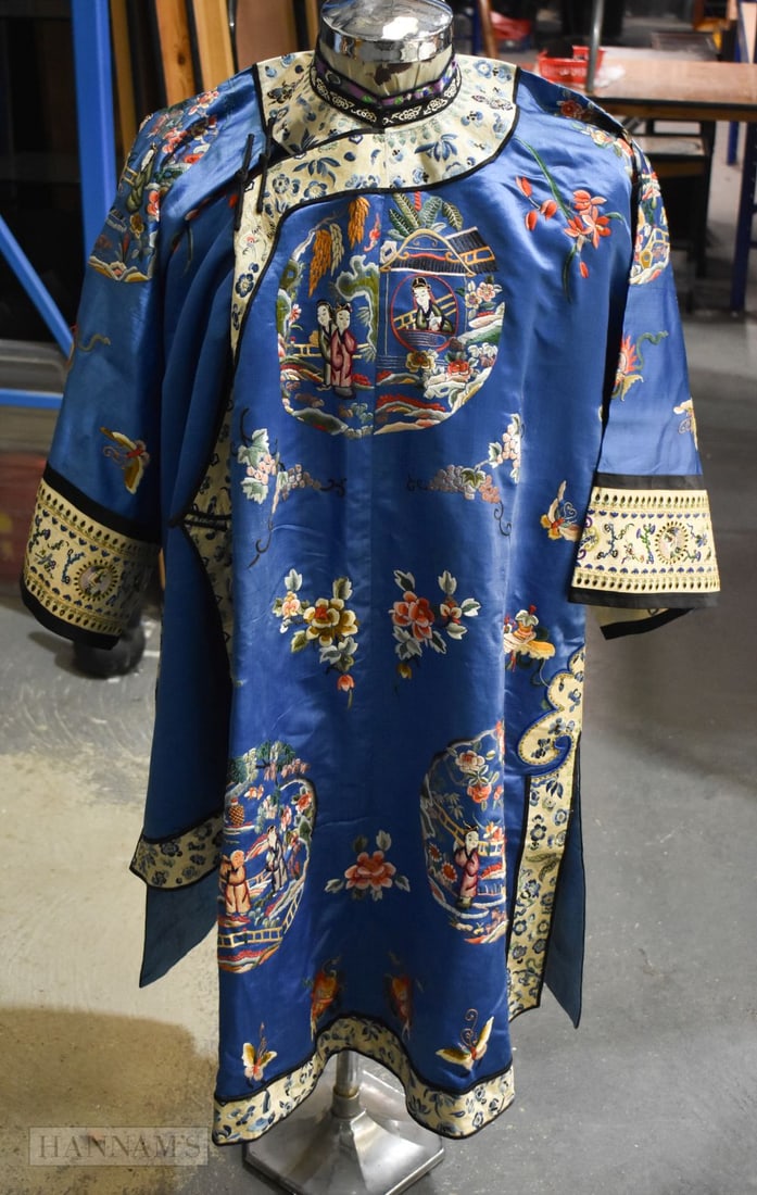 A LATE 19TH CENTURY CHINESE SILK EMBROIDERED ROUNDEL ROBE Late Qing. 110 cm x 115 cm. (1 of 15)