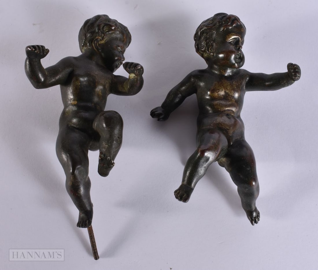 A PAIR OF 18TH CENTURY BRONZE FIGURES OF PUTTI modelled in opposing stances. 13 cm x 8 cm.: A PAIR OF 18TH CENTURY BRONZE FIGURES OF PUTTI modelled in opposing stances. 13 cm x 8 cm.