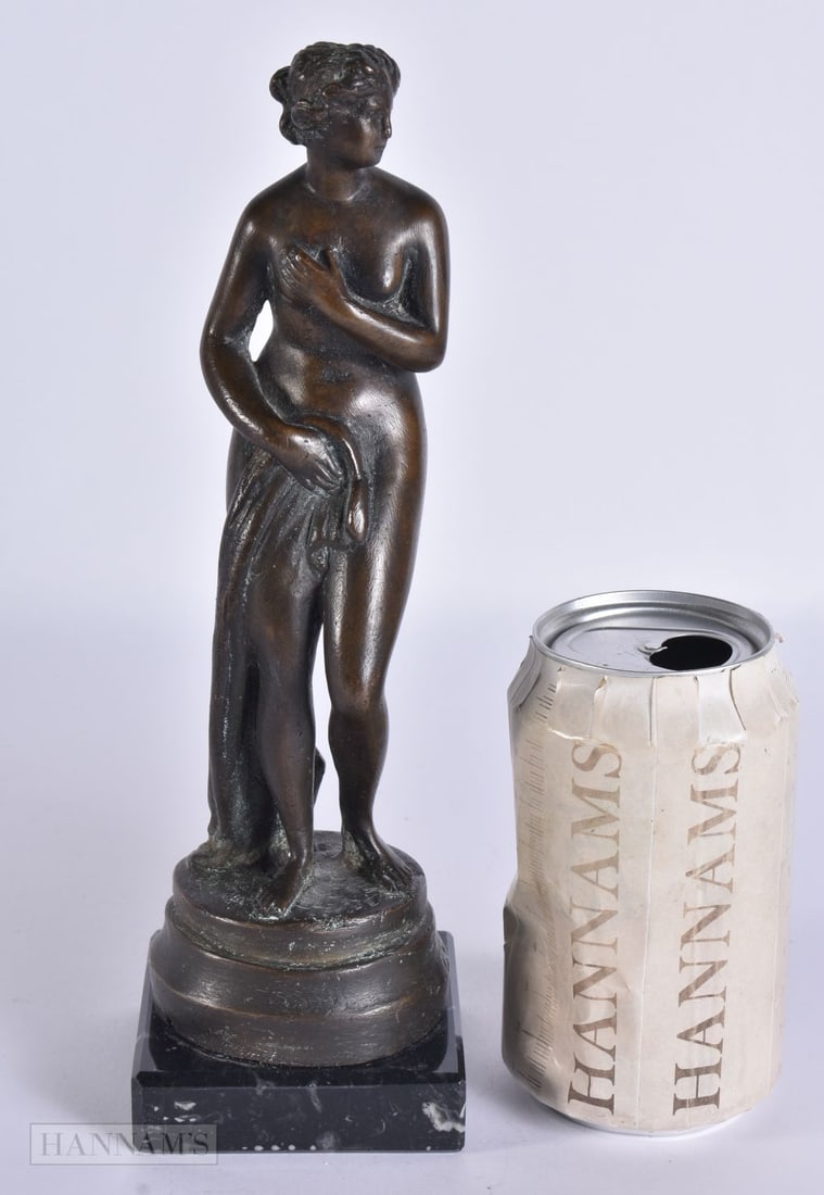 A 19TH CENTURY GRAND TOUR BRONZE FIGURE OF THE BATHING VENUS. 24.5 cm high.: A 19TH CENTURY GRAND TOUR BRONZE FIGURE OF THE BATHING VENUS. 24.5 cm high.