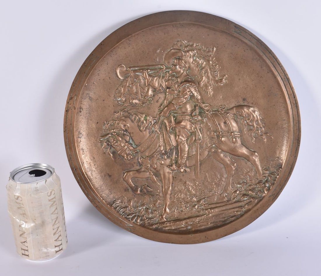 AN 18TH/19TH CENTURY EUROPEAN BRONZE DISH modelled with a cavalier on horseback. 29 cm wide. (1 of 6)