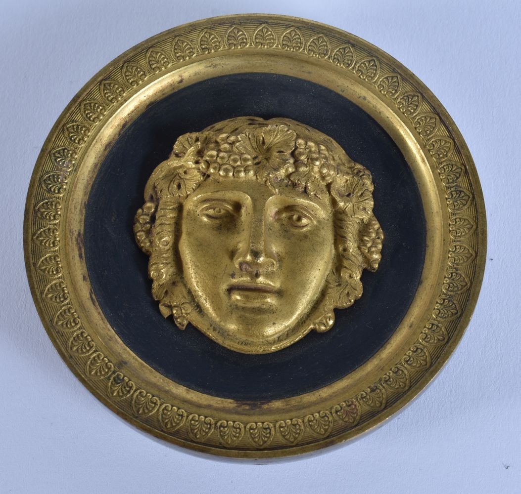 AN EARLY 19TH CENTURY FRENCH GILT BRONZE MASK APPLIQUE. 8.5 cm wide.: AN EARLY 19TH CENTURY FRENCH GILT BRONZE MASK APPLIQUE. 8.5 cm wide.