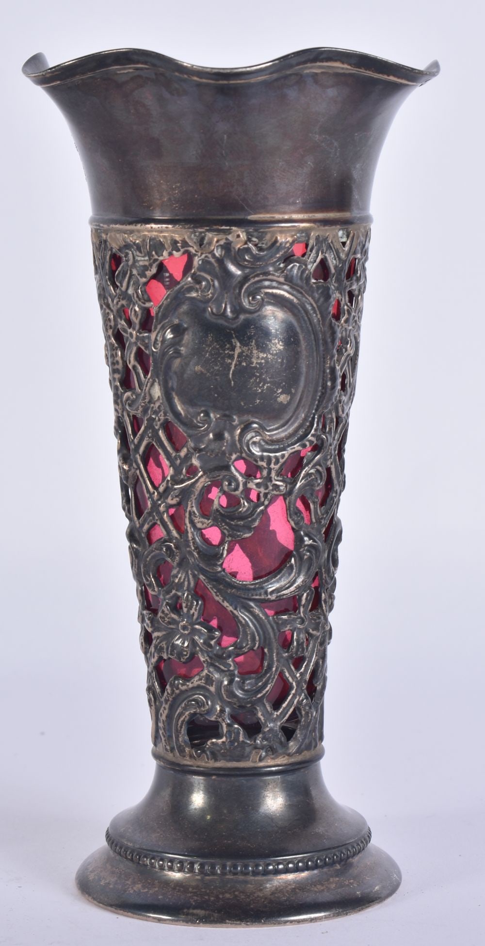 A SILVER AND RUBY GLASS POSY VASE. Silver 71 grams. 15 cm high.: A SILVER AND RUBY GLASS POSY VASE. Silver 71 grams. 15 cm high.