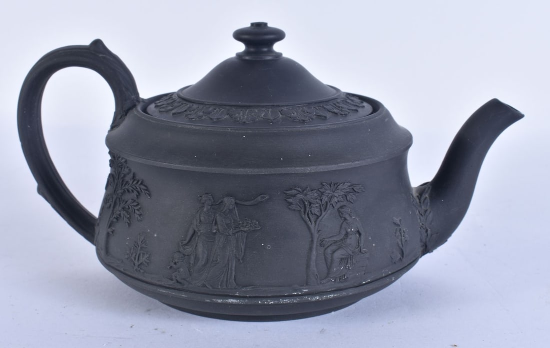 AN EARLY 19TH CENTURY WEDGWOOD BLACK BASALT TEAPOT AND COVER. 19 cm wide. (1 of 7)
