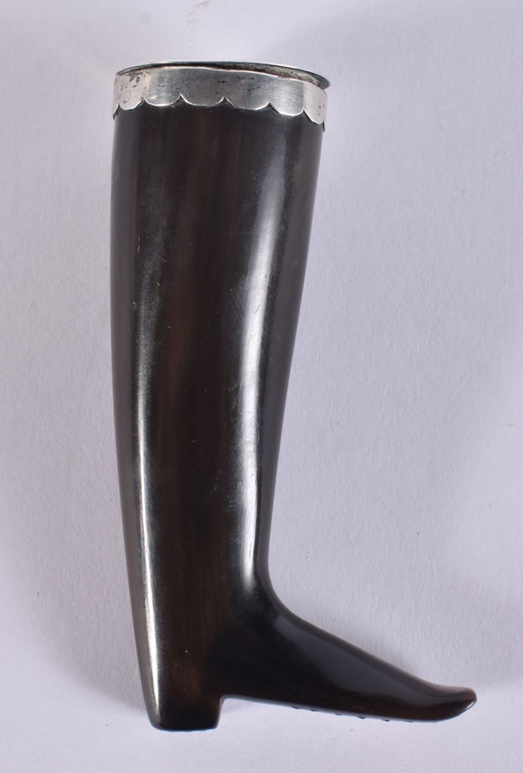 AN EARLY 19TH CENTURY SILVER MOUNTED HORN BOOT SNUFF BOX. 8.5 cm high.: AN EARLY 19TH CENTURY SILVER MOUNTED HORN BOOT SNUFF BOX. 8.5 cm high.