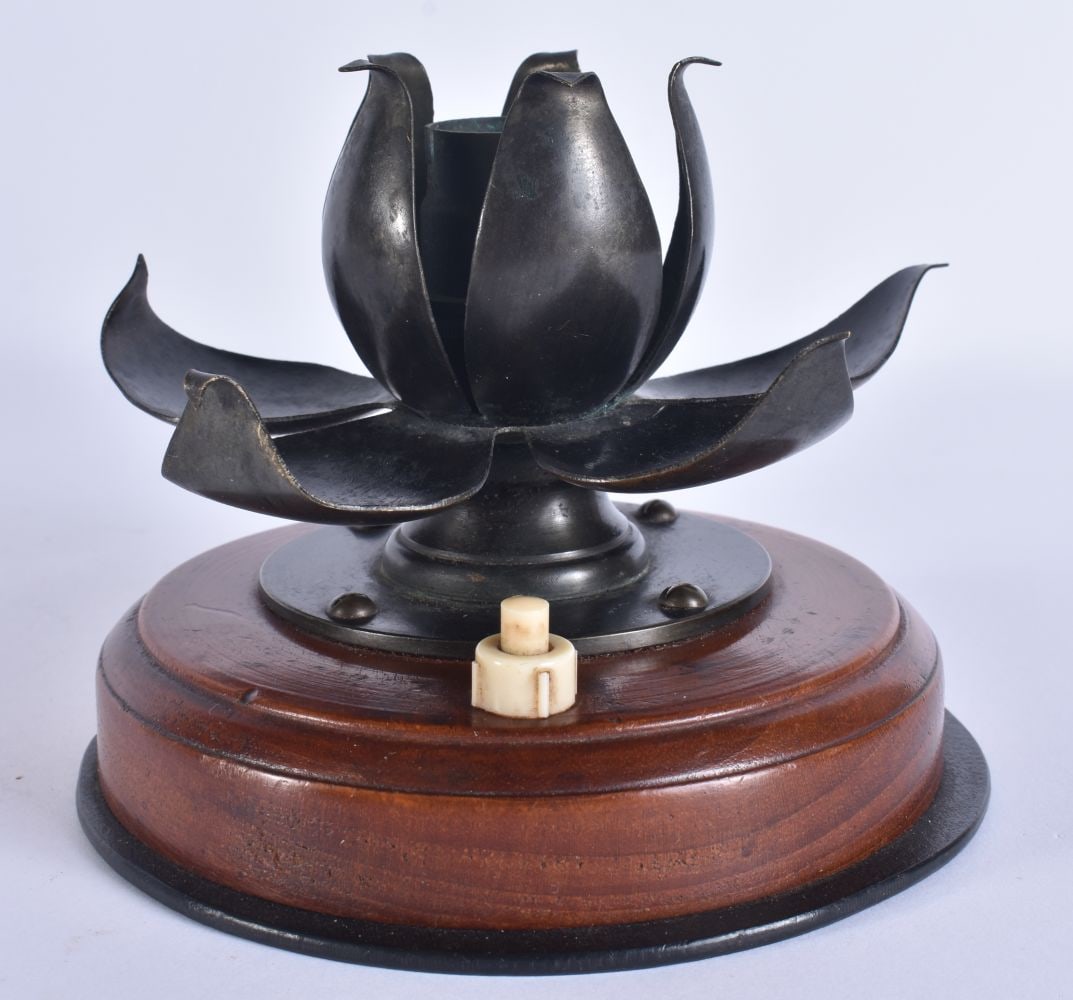AN ARTS AND CRAFTS BRONZE PETAL FORM FLOWER LAMP. 12 cm wide.: AN ARTS AND CRAFTS BRONZE PETAL FORM FLOWER LAMP. 12 cm wide.