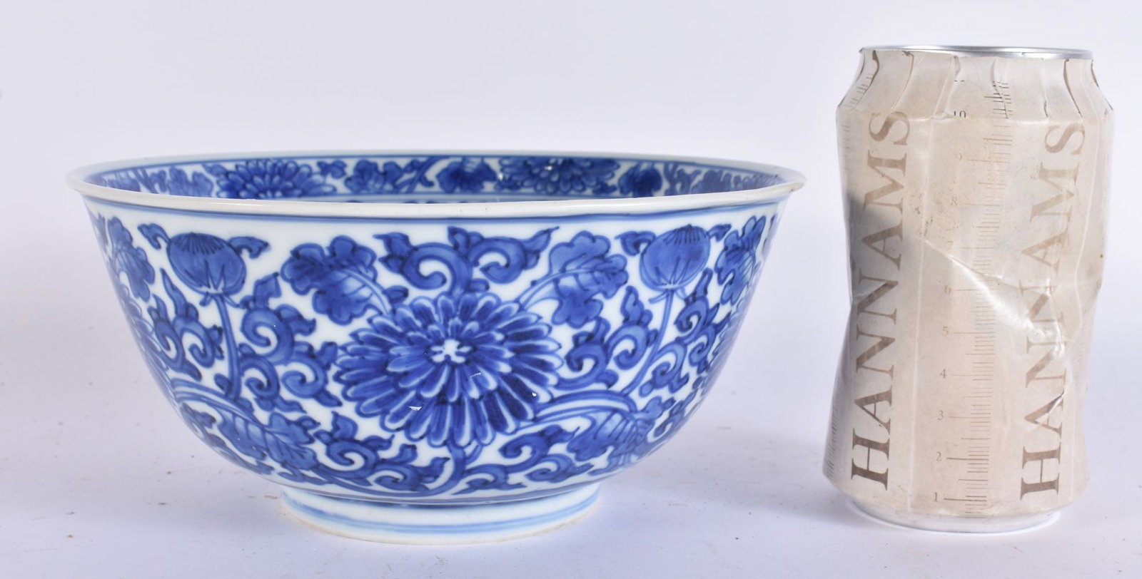 A 17TH CENTURY CHINESE BLUE AND WHITE PORCELAIN BOWL Ming/Qing, painted with flowers. 18 cm wide.: A 17TH CENTURY CHINESE BLUE AND WHITE PORCELAIN BOWL Ming/Qing, painted with flowers. 18 cm wide.