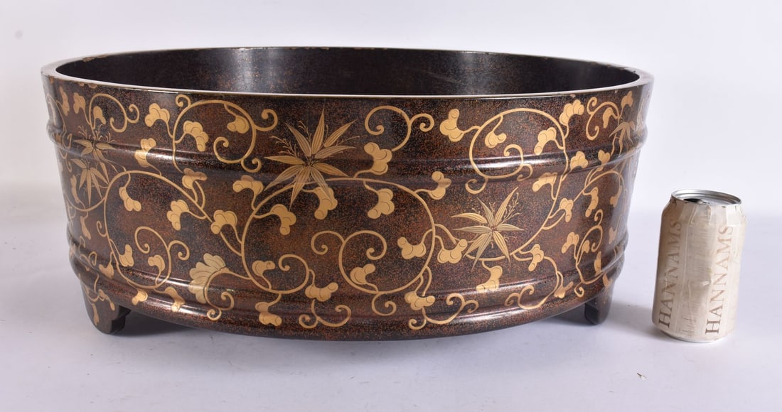 A MONUMENTAL 18TH CENTURY JAPANESE EDO PERIOD LACQUER TE-ARAI BASIN decorated with foliage. 53 cm di: A MONUMENTAL 18TH CENTURY JAPANESE EDO PERIOD LACQUER TE-ARAI BASIN decorated with foliage. 53 cm diameter.