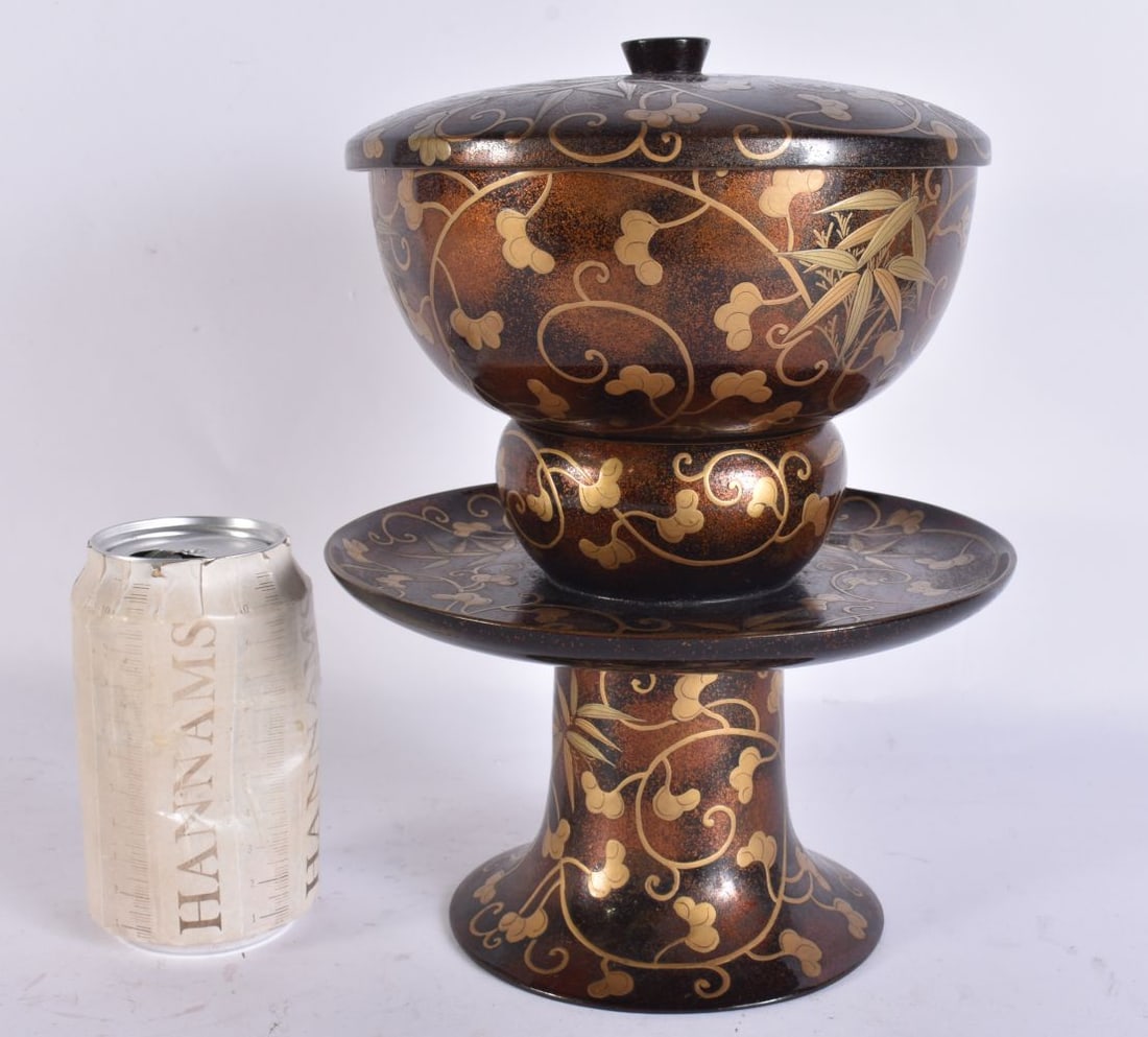 A FINE 18TH CENTURY JAPANESE EDO PERIOD CHAWAN LACQUER BOWL AND COVER ON STAND decorated with foliag (1 of 4)