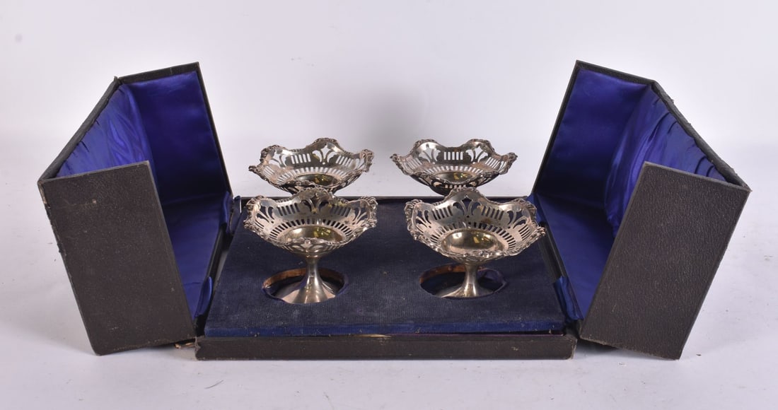 A CASED SET OF FOUR EDWARDIAN SILVER BON BON DISHES. 200 grams. Each dish 8.5 cm wide. (4) (1 of 5)