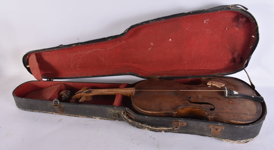 AN ANTIQUE VIOLIN. 58 cm long. (1 of 4)