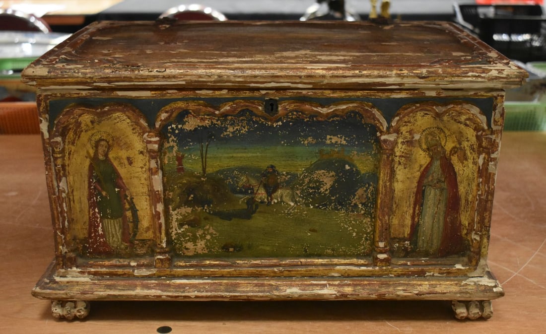 A 19TH CENTURY PAINTED FOLK ART WOOD CASKET. 45cm x 30cm x 25cm (1 of 8)