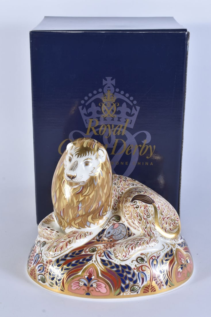 A ROYAL CROWN DERBY LION PAPERWEIGHT. 15 cm wide.: A ROYAL CROWN DERBY LION PAPERWEIGHT. 15 cm wide.