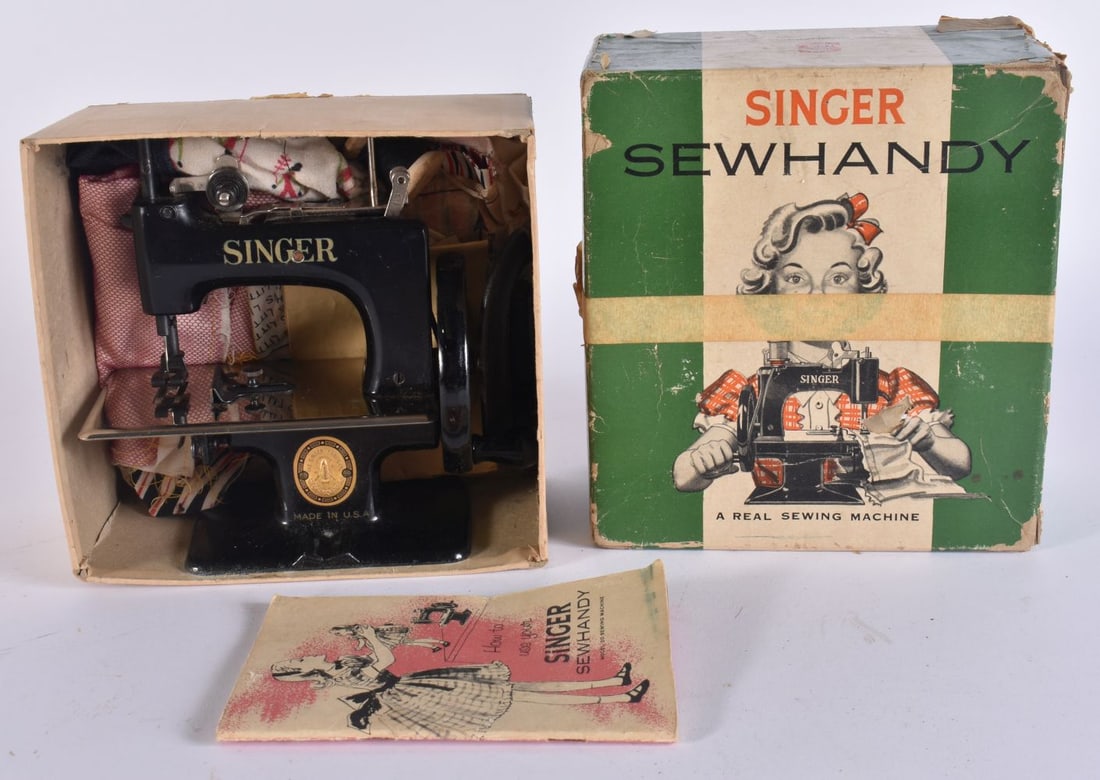 A BOXED SINGER SEWHANDY MODEL NO 20 SEWING MACHINE. 18 cm x 18 cm. (1 of 3)