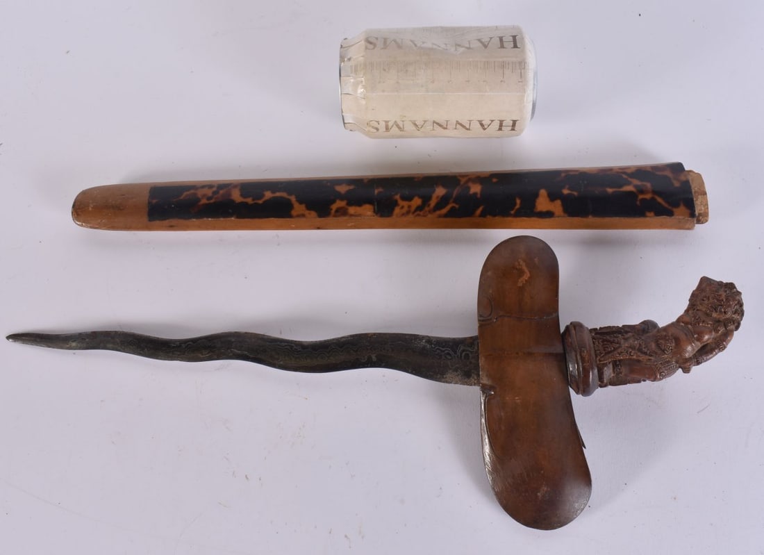 AN ANTIQUE BURMESE KRIS DAGGER with finely carved beast handle. 52 cm long. (1 of 7)