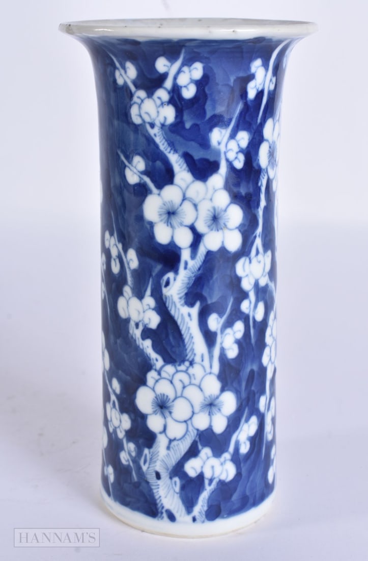 A 19TH CENTURY CHINESE BLUE AND WHITE PORCELAIN VASE bearing Kangxi marks to base. 15 cm high.: A 19TH CENTURY CHINESE BLUE AND WHITE PORCELAIN VASE bearing Kangxi marks to base. 15 cm high.