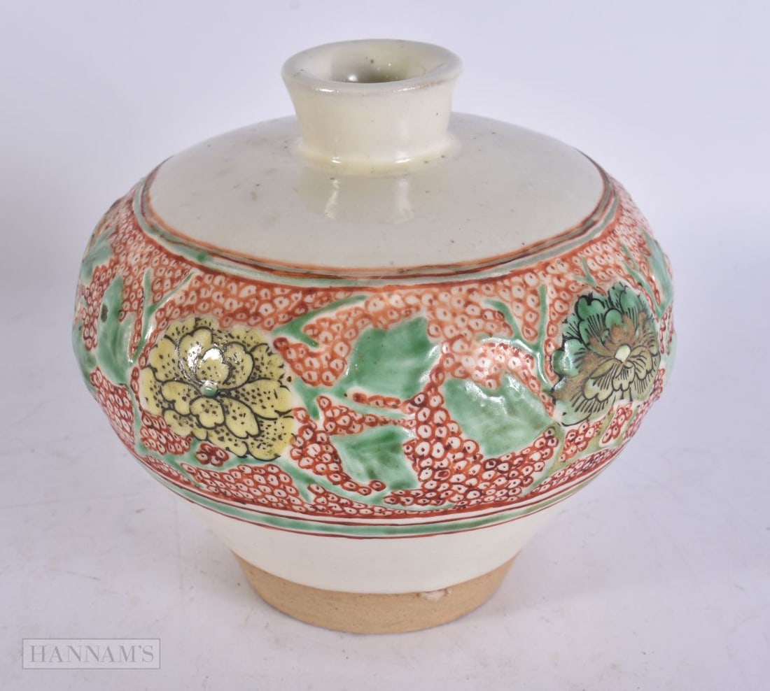 A CHINESE QING DYNASTY CHIZOU WARE POTTERY VASE. 13 cm wide. (1 of 4)