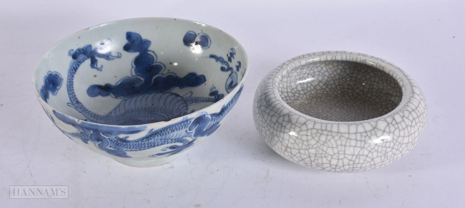 A 17TH/18TH CENTURY CHINESE BLUE AND WHITE PORCELAIN DRAGON BOWL Kangxi/Yongzheng, together with a g: A 17TH/18TH CENTURY CHINESE BLUE AND WHITE PORCELAIN DRAGON BOWL Kangxi/Yongzheng, together with a guan type censer. Largest 16 cm wide. (2)