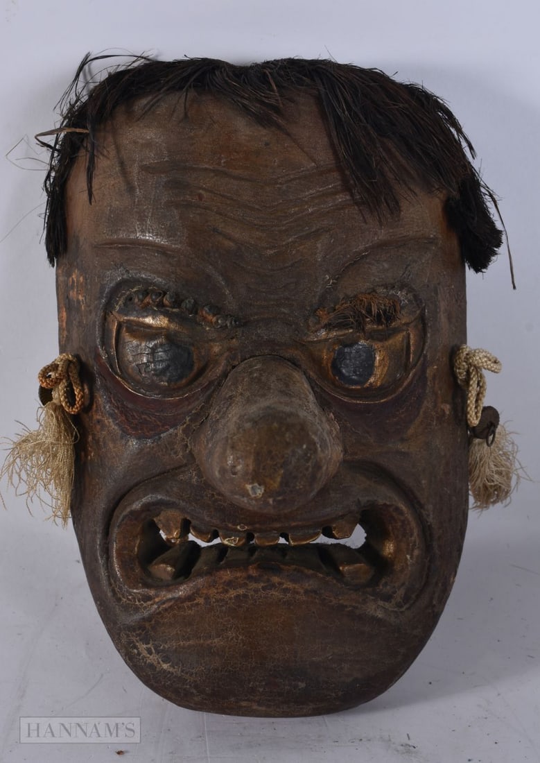 A RARE 18TH/19TH CENTURY JAPANESE EDO PERIOD LACQUERED WOOD TENGU MASK. 24 cm x 14 cm. (1 of 3)