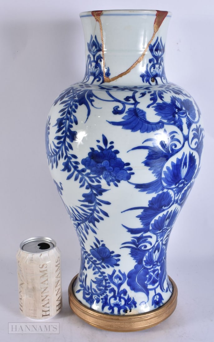 A LARGE 17TH CENTURY CHINESE BLUE AND WHITE PORCELAIN VASE Kangxi, painted with floral sprays. 44 cm: A LARGE 17TH CENTURY CHINESE BLUE AND WHITE PORCELAIN VASE Kangxi, painted with floral sprays. 44 cm x 18 cm.