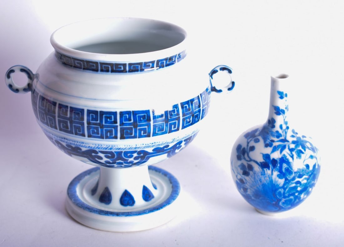 A SMALL 19TH CENTURY CHINESE BLUE AND WHITE PORCELAIN VASE bearing Kangxi marks to base, together wi: A SMALL 19TH CENTURY CHINESE BLUE AND WHITE PORCELAIN VASE bearing Kangxi marks to base, together with a blue and white vessel. Largest 14 cm x 12 cm. (2)