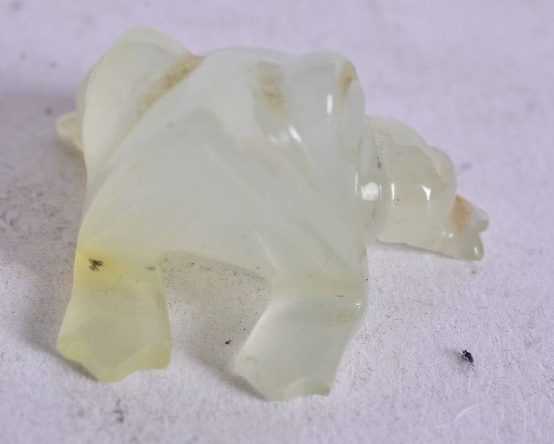 A CHINESE PEKING GLASS FROG. 3.5 cm x 2.5 cm. (1 of 3)