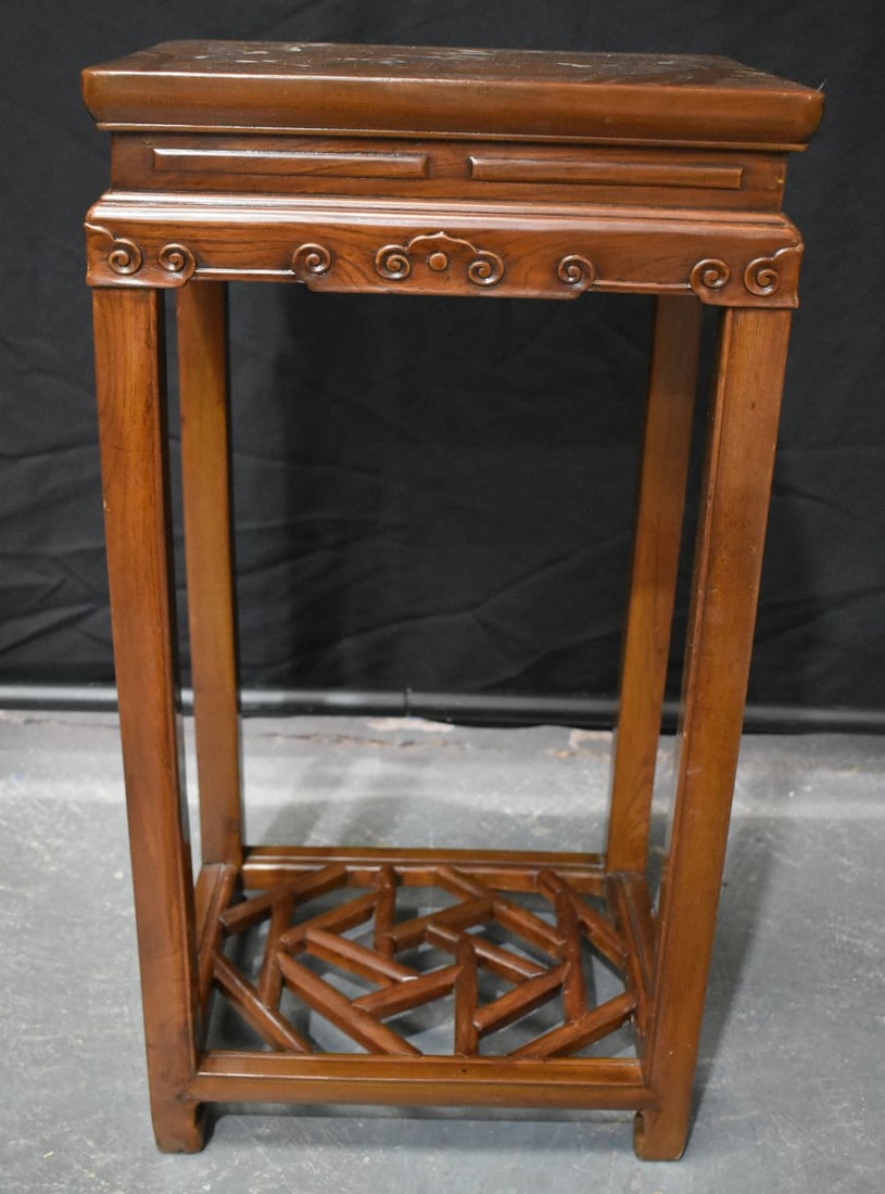 AN EARLY 20TH CENTURY CHINESE CARVED WOOD STAND Late Qing. 78 cm x 40cm x 30cm.: AN EARLY 20TH CENTURY CHINESE CARVED WOOD STAND Late Qing. 78 cm x 40cm x 30cm.