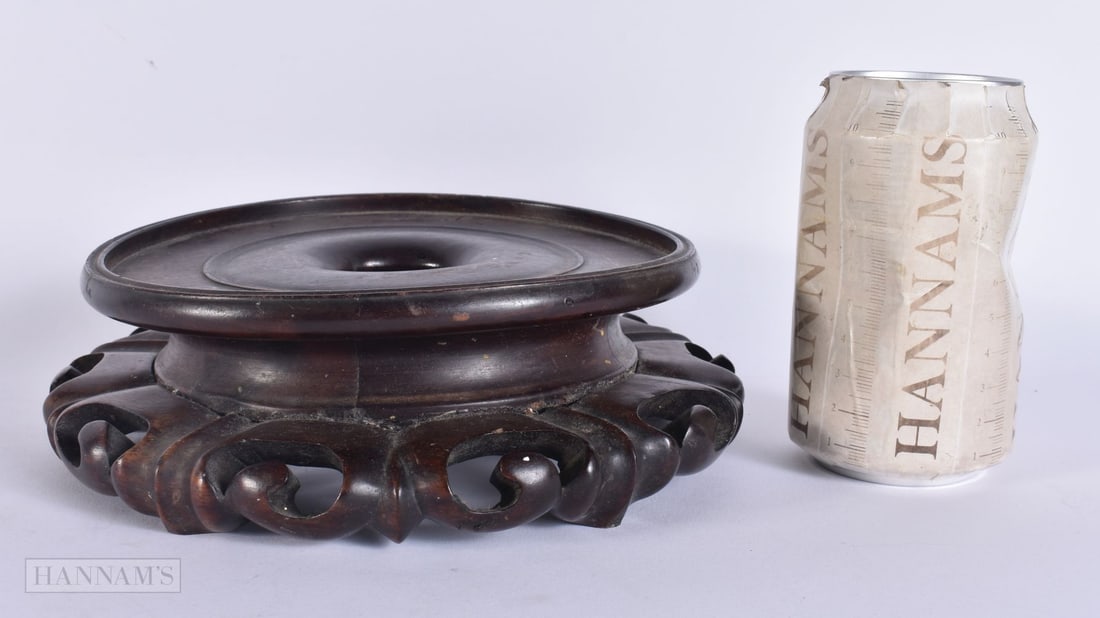 A 19TH CENTURY CHINESE CARVED HARDWOOD STAND Qing. 20cm wide, internal width 16 cm.: A 19TH CENTURY CHINESE CARVED HARDWOOD STAND Qing. 20cm wide, internal width 16 cm.