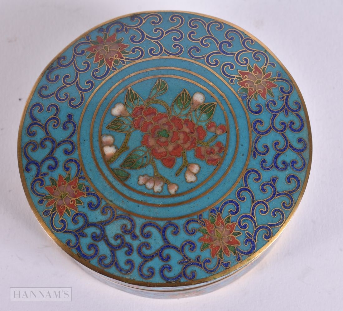 AN EARLY 20TH CENTURY CHINESE CLOISONNE ENAMEL BOX AND COVER Late Qing. 7.5 cm wide. (1 of 5)